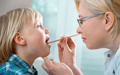 Trẻ bị khản tiếng: Đâu là cách cải thiện hiệu quả và an toàn?