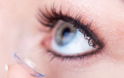 Đeo kính áp tròng: Lợi bất cập hại