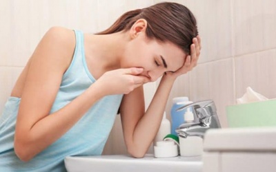 Đau bụng kinh buồn nôn, phải làm gì để cải thiện?