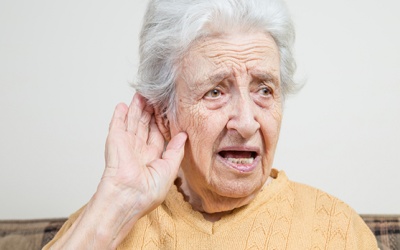 Người cao tuổi bị nghe kém, phải làm sao để cải thiện?