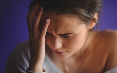 Tại sao phụ nữ hay bị đau đầu, đau nửa đầu trong kỳ kinh?