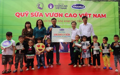 108.500 ly sữa được quỹ sữa vươn cao Việt Nam và Vinamilk trao tặng đến trẻ em có hoàn cảnh khó khăn tỉnh Yên Bái