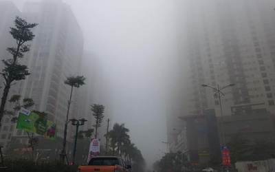 Sương mù bao trùm Hà Nội, chất lượng không khí ở mức trung bình kém