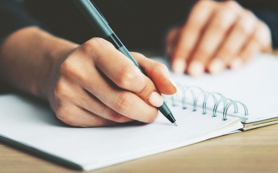 Co cứng tay, phải gồng mỗi khi viết là bệnh gì?