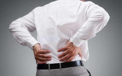 Đau lưng không đi lại được vì thoát vị đĩa đệm, phải làm sao? 