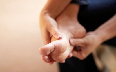 Thoát vị đĩa đệm gây tê chân có đáng lo?