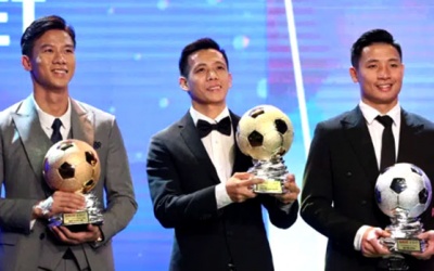 Văn Quyết vượt Quế Ngọc Hải, Quang Hải giành QBV