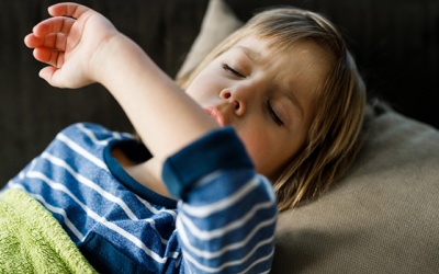Cách xử trí khi trẻ ho về đêm kéo dài