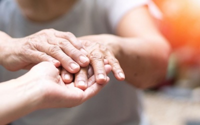 Run do thoái hoá tuổi già và thiếu máu lên não điều trị như nào?