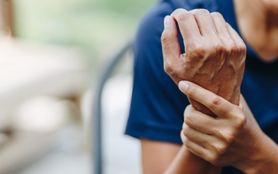 Tại sao lại run tay khi căng thẳng, làm thế nào để giảm run?