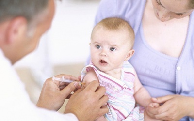 Cách chăm sóc trẻ trong ngày lạnh sau khi tiêm chủng 