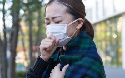 Cần làm gì khi bị sốt, ho, đau họng, khó thở?