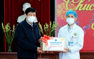 Bộ trưởng Bộ Y tế động viên y bác sỹ Bệnh viện Phổi, CDC Quảng Ninh