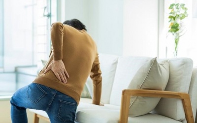Đau buốt dọc sống lưng là biểu hiện của bệnh gì? 