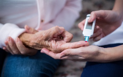 Cách ổn định đường huyết cho người bệnh đái tháo đường cao tuổi