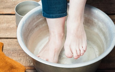 Ngâm chân để chăm sóc bàn chân mùa Xuân