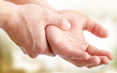 Bị run tay chân và cứng cơ bên trái, có cách nào cải thiện?