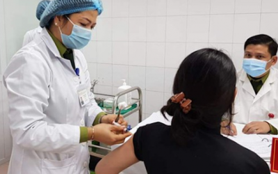 Nhiều người có phản ứng phụ sau tiêm phòng COVID-19