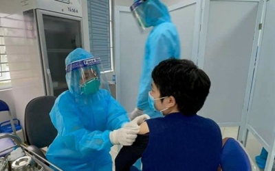 Khám sàng lọc trước khi tiêm phòng vaccin AstraZeneca