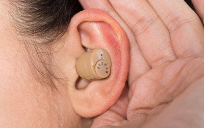 Bị ù tai kéo dài có nên dùng máy trợ thính không?