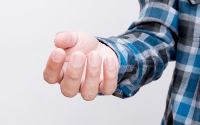 Run chân tay sau phẫu thuật não, chữa thế nào?