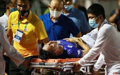 Gãy xương ống đồng, Hùng Dũng phải làm phẫu thuật và nghỉ dài hạn