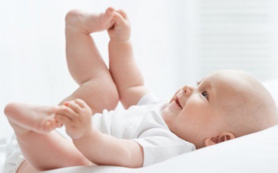 Trẻ bị vùi dương vật phải làm sao?