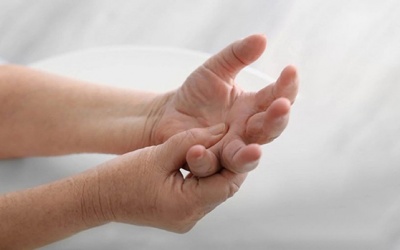 Đái tháo đường: Tê cứng tay về đêm có khỏi được không?