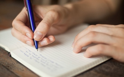 Bị run và đau nhức tay khi viết, phải làm thế nào?