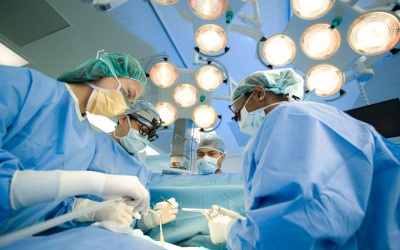 Nam thanh niên bị đứt rời ống dẫn tinh sau tai nạn xe máy