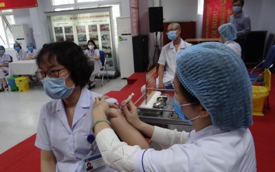 Gần 53.000 người được tiêm vaccine COVID-19