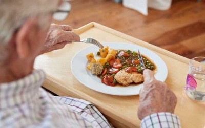 Người cao tuổi nên ăn uống thế nào để nhanh hồi phục sau phẫu thuật?