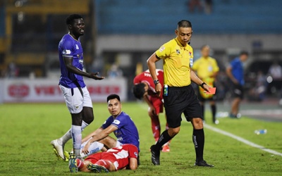 Trọng tài V.League đang căng thẳng?