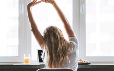 12 động tác giãn cơ tại chỗ giúp giảm đau lưng, đau vai gáy