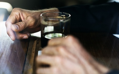 Vì sao run tay giảm khi uống một chút rượu?