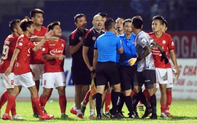 VFF lại ra thêm án phạt nguội, cái đầu sao mãi không hết nóng?