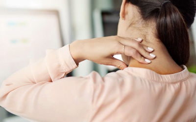 Đau mỏi vai gáy, đau đầu chóng mặt do thoái hóa đốt sống cổ có nguy hiểm không? 