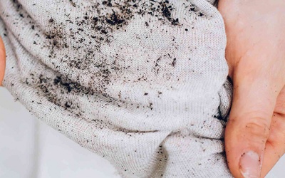 Mẹo làm sạch đồ màu trắng bị dính bẩn khi trời mưa