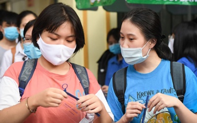 Học sinh lại chuyển sang học trực tuyến sau nghỉ lễ vì COVID-19 