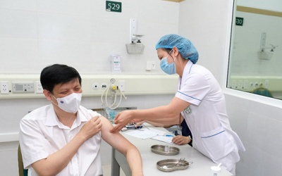Bộ trưởng Bộ Y tế Nguyễn Thanh Long tiêm vaccine phòng COVID-19 