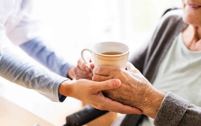 Tay run khi cầm đồ vật cảnh báo bạn đang mắc bệnh này