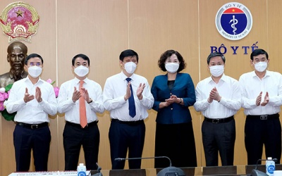 160 tỷ đồng và 4 triệu liều vaccine ủng hộ Quỹ mua vaccine phòng COVID-19