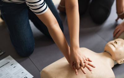 Thực hành hồi sinh tim phổi (CPR) cơ bản cho người lớn