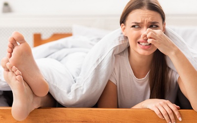 Nam giới nên làm gì để kiểm soát mùi hôi chân?