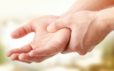 Bị run tay phải là dấu hiệu bệnh gì, làm sao để giảm run?