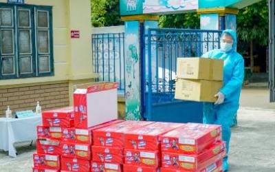 Vinamilk tặng quà Tết Thiếu nhi cho trẻ em khu cách ly
