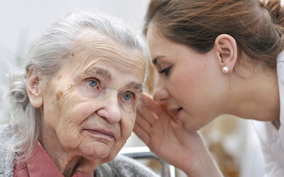 Những điều cần biết về tình trạng nặng tai ở người cao tuổi