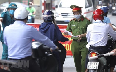 Từ 10/8, người dân Hà Nội ra đường cần mang 2 loại giấy tờ nào?