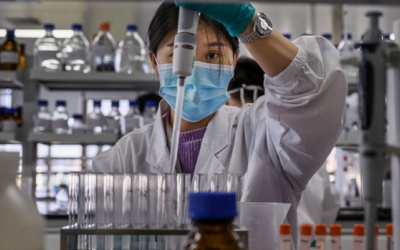 Y tế tuần qua: Việt Nam sẽ sản xuất vaccine COVID-19 từ tháng 9 tới