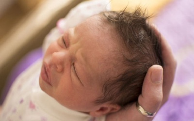 Trẻ đổ mồ hôi đầu nhiều: Nguyên nhân do đâu?